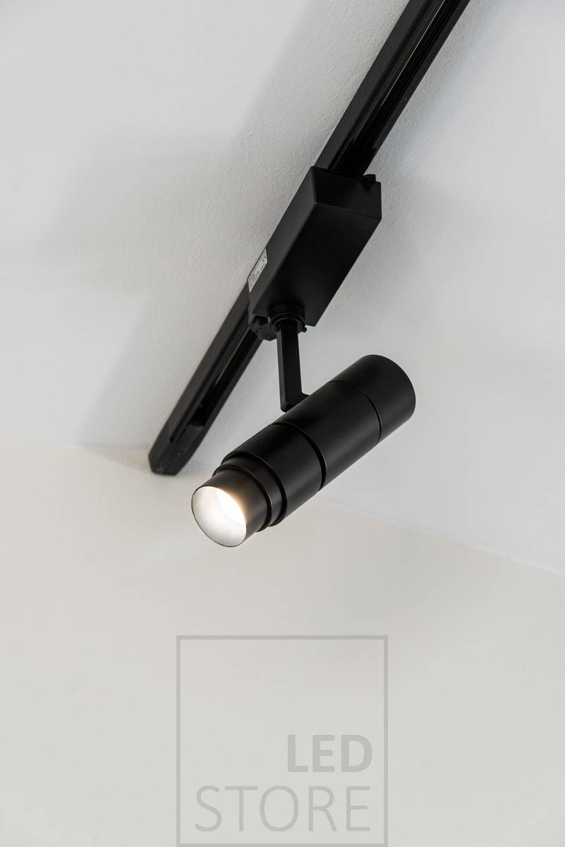 El foco FOKUS tiene un ángulo de apertura de la luz infinitamente ajustable entre 10 y 60 grados. El foco es adecuado para su uso tanto en hogares como en espacios públicos. Ledstore.fi